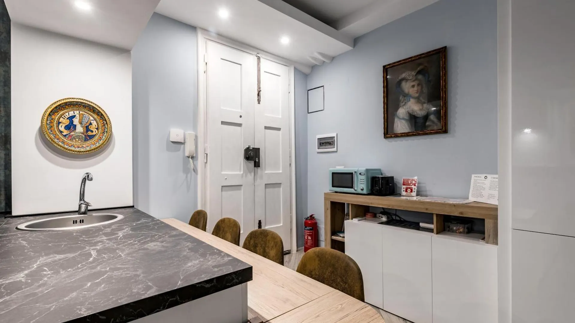 Apartment Alloggio Metro A Re Di Roma - Lady In Blue Italy